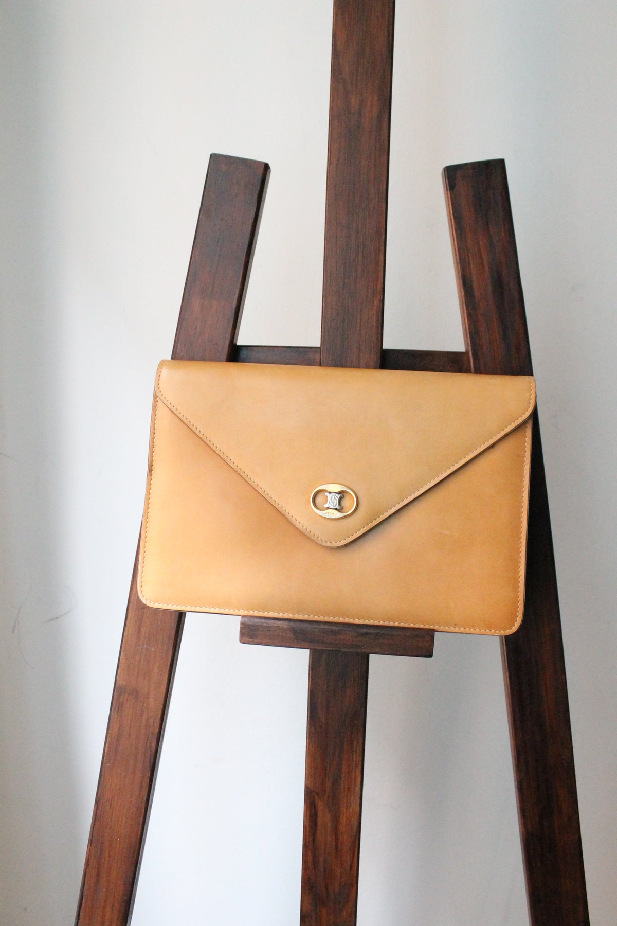 Céline pochette enveloppe en cuir camel et logo triomphe doré