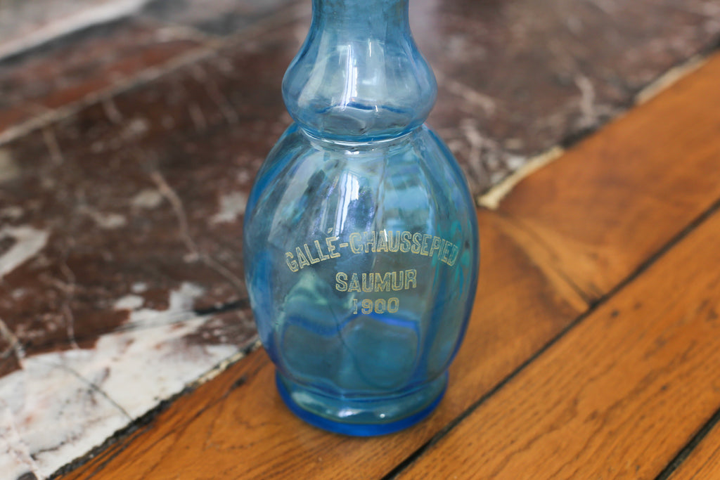 Legras carafe polylobé en verre émaillé bleu à décor de fleurs