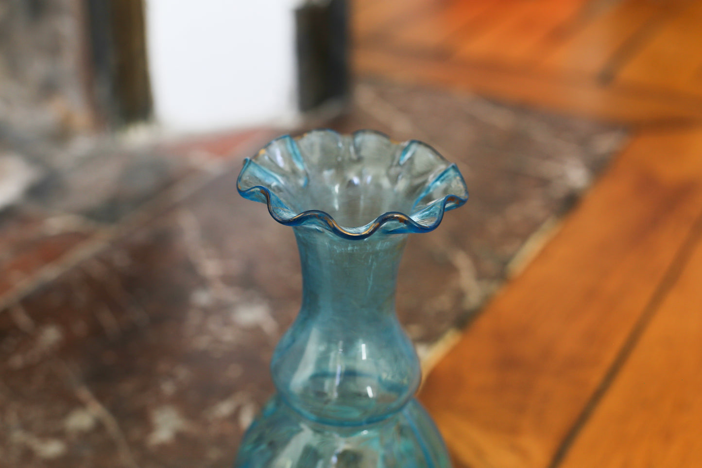 Legras carafe polylobé en verre émaillé bleu à décor de fleurs