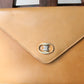 Céline pochette enveloppe en cuir camel et logo triomphe doré