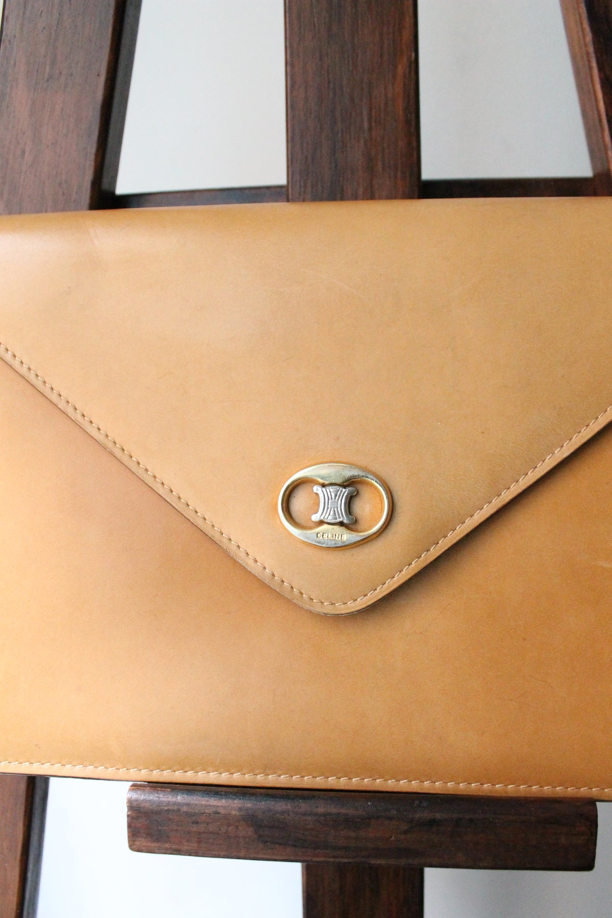 Céline pochette enveloppe en cuir camel et logo triomphe doré
