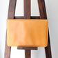 Céline pochette enveloppe en cuir camel et logo triomphe doré