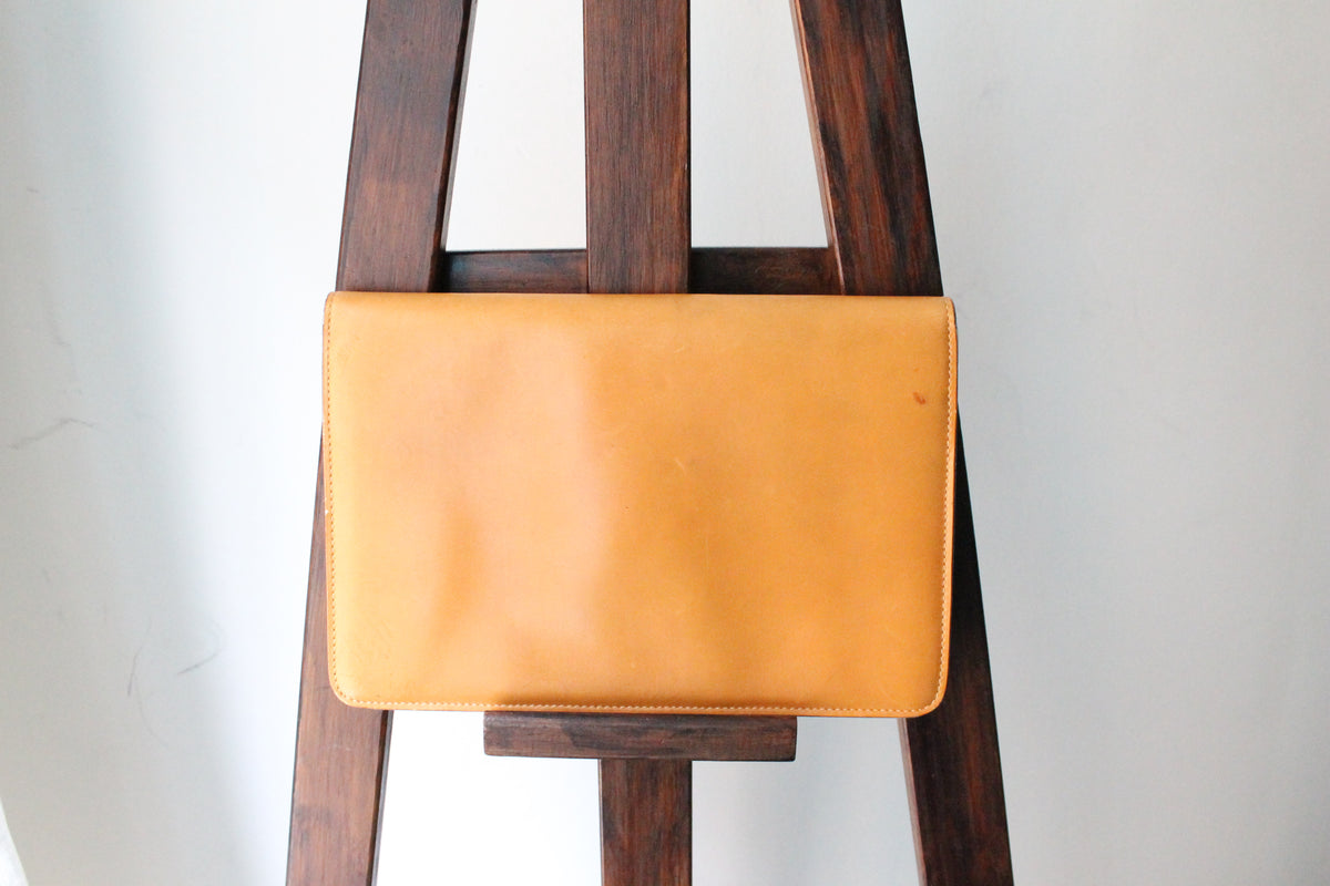 Céline pochette enveloppe en cuir camel et logo triomphe doré