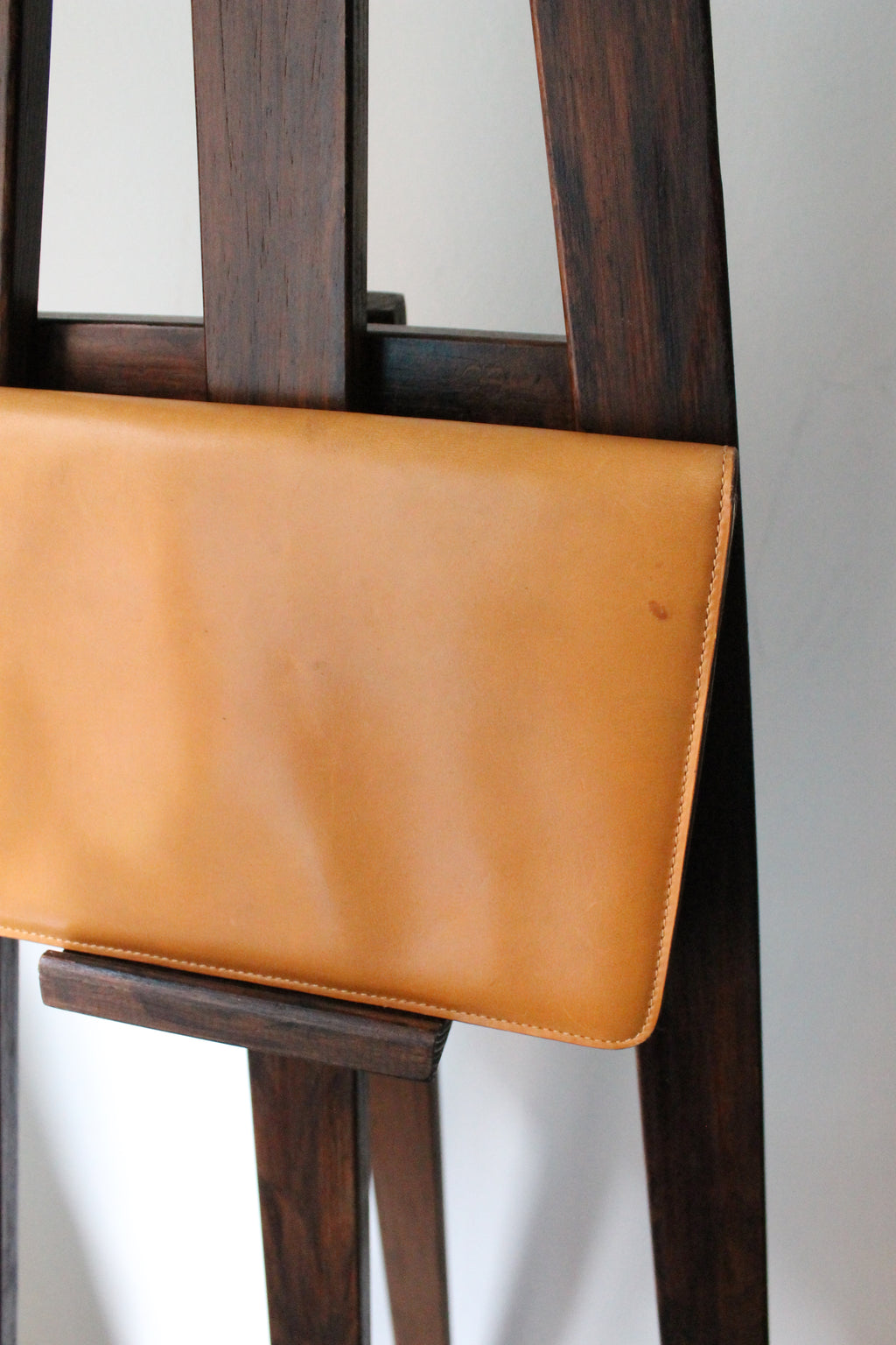 Céline pochette enveloppe en cuir camel et logo triomphe doré