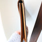 Céline pochette enveloppe en cuir camel et logo triomphe doré