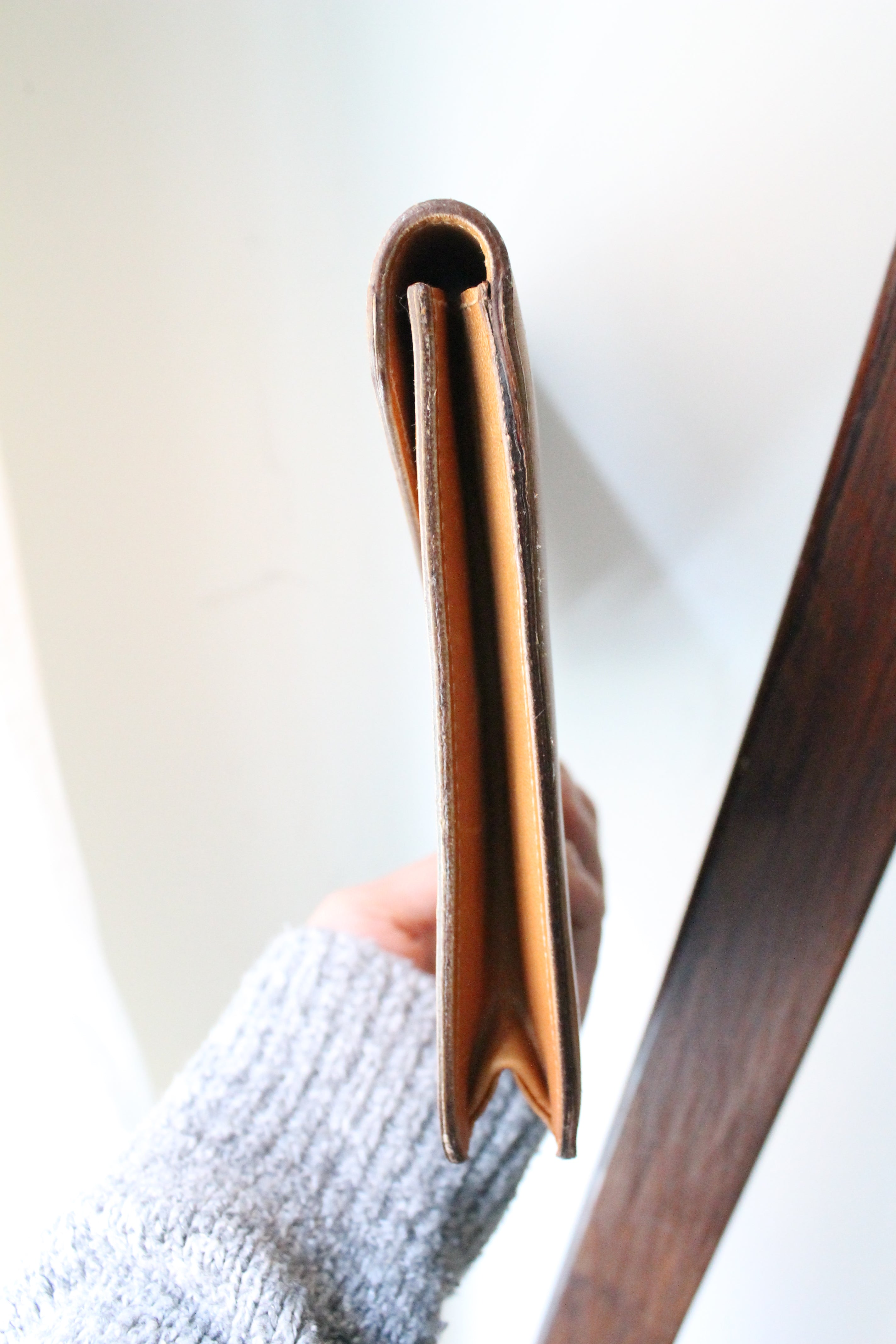 Céline pochette enveloppe en cuir camel et logo triomphe doré