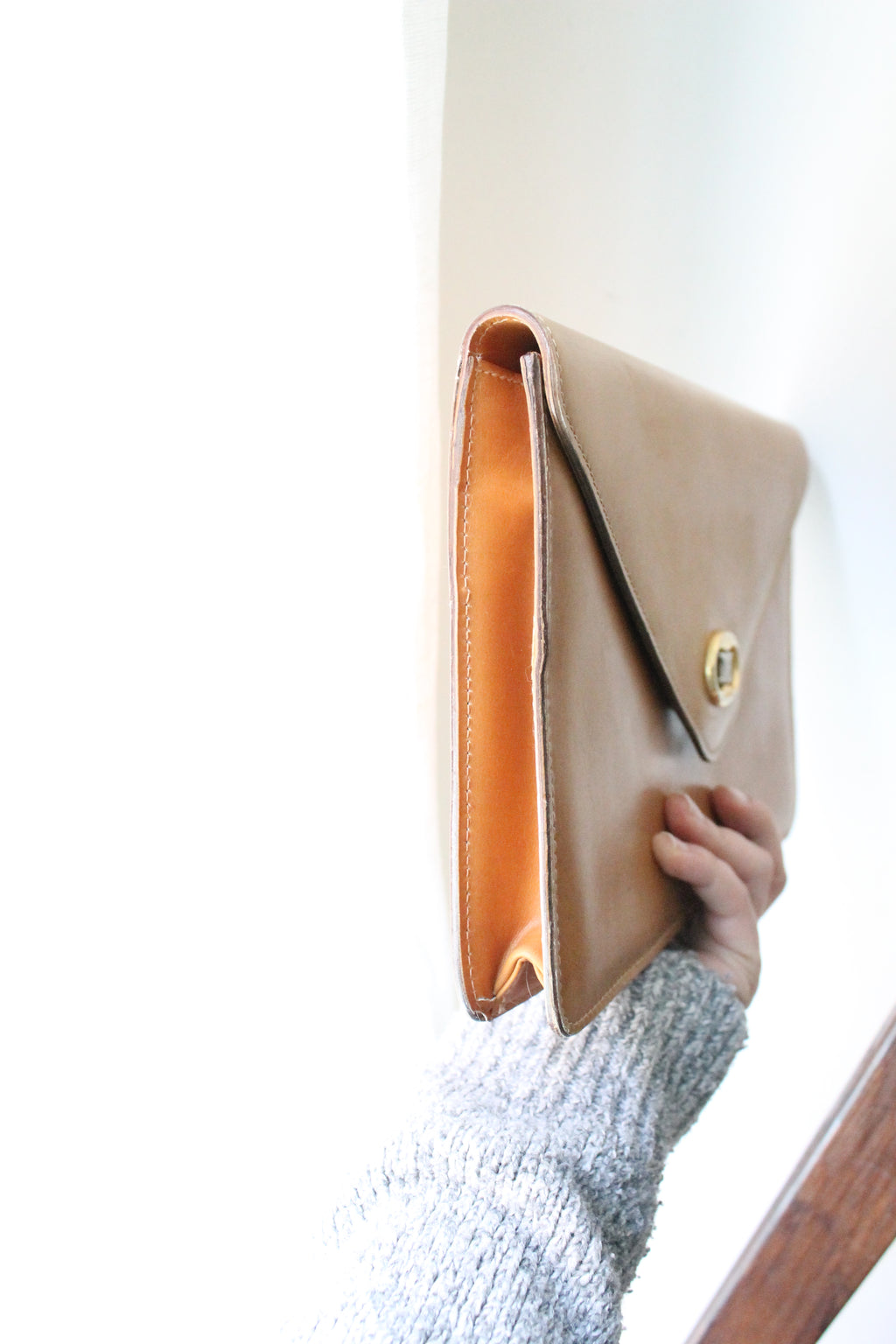 Céline pochette enveloppe en cuir camel et logo triomphe doré