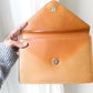 Céline pochette enveloppe en cuir camel et logo triomphe doré