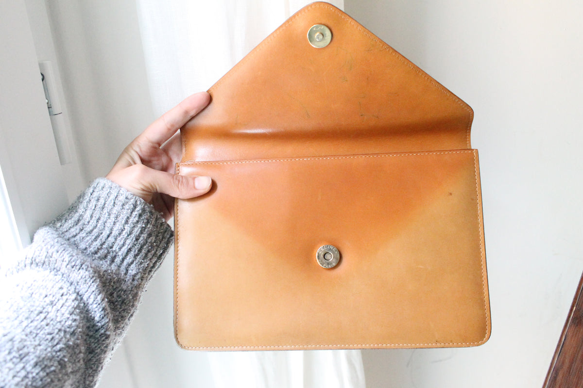 Céline pochette enveloppe en cuir camel et logo triomphe doré