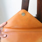 Céline pochette enveloppe en cuir camel et logo triomphe doré
