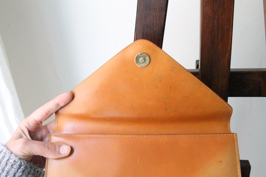 Céline pochette enveloppe en cuir camel et logo triomphe doré