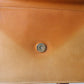 Céline pochette enveloppe en cuir camel et logo triomphe doré