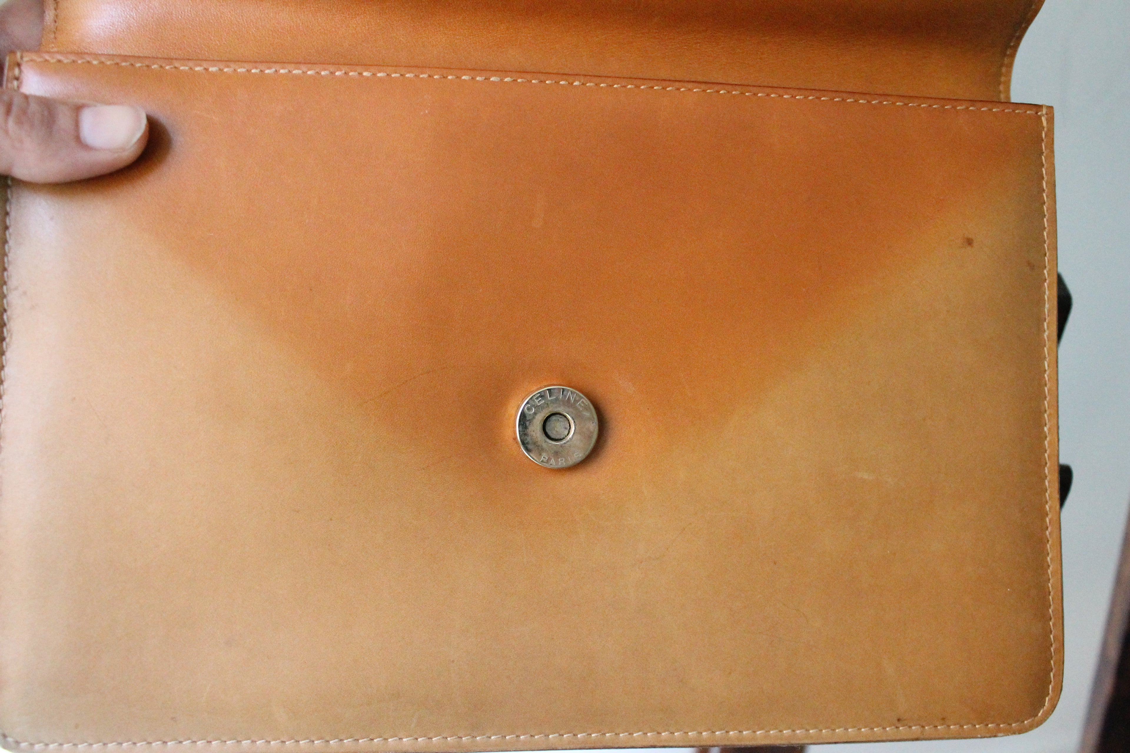 Céline pochette enveloppe en cuir camel et logo triomphe doré