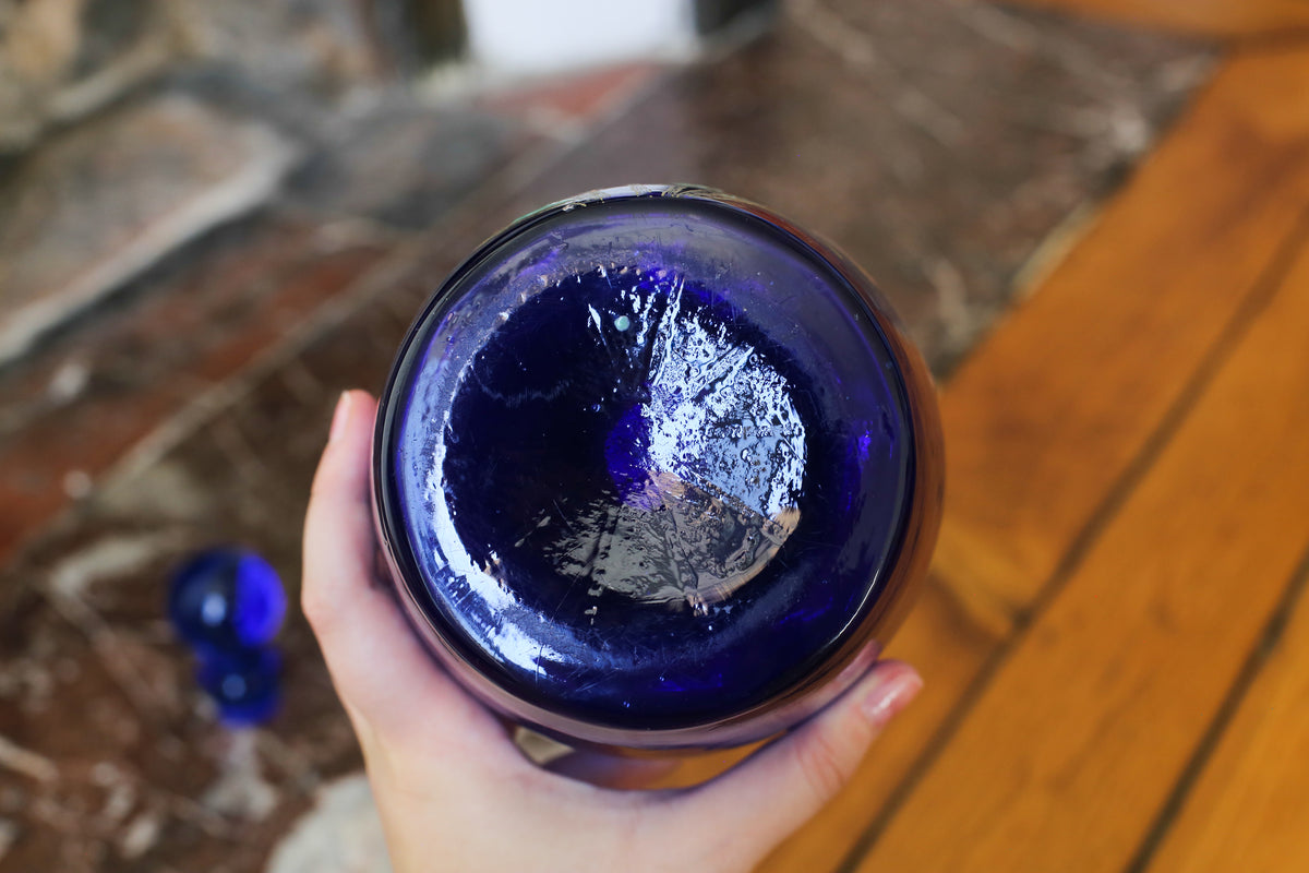 Legras vase en verre bleu marine émaillé à décor de fleurs de lys