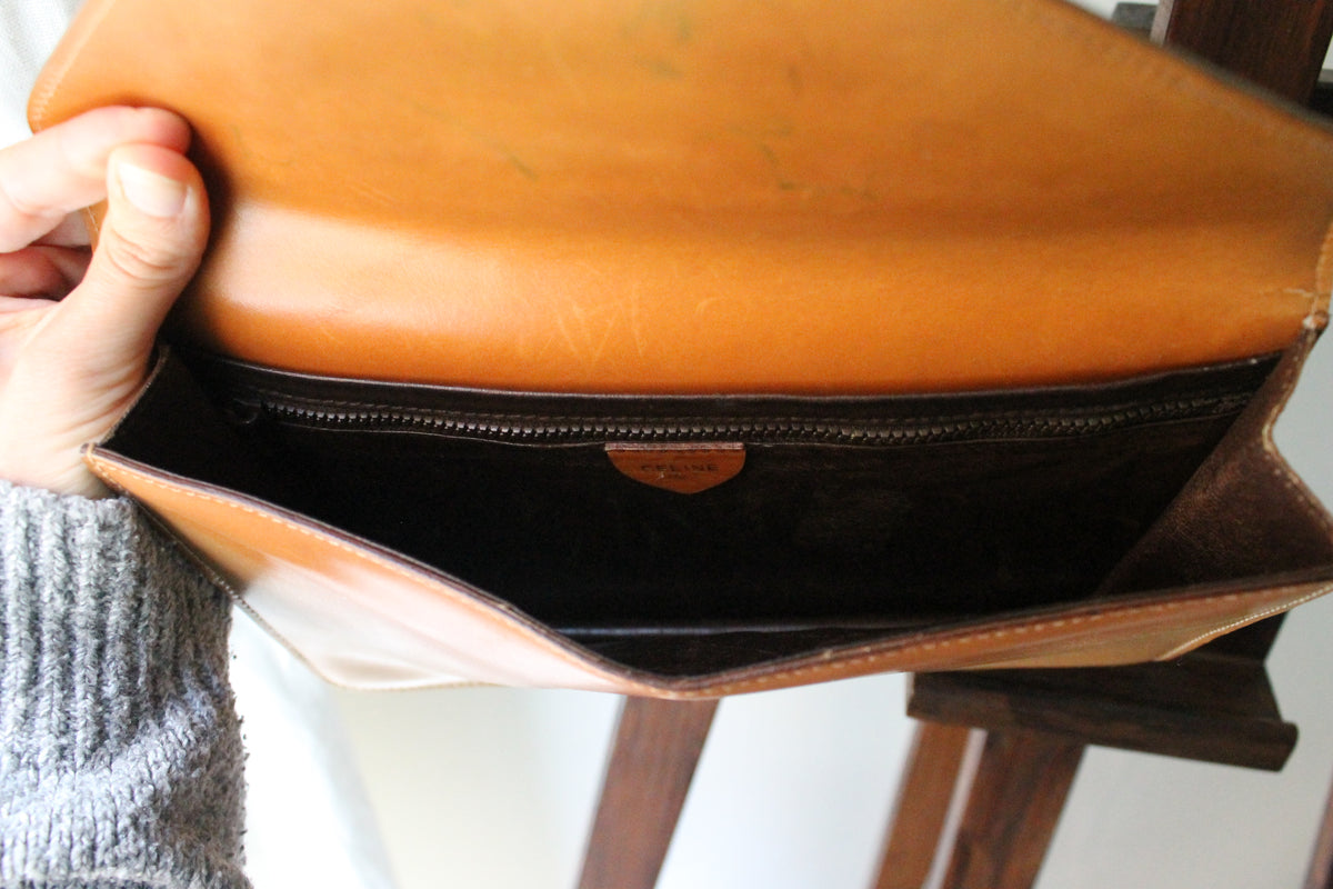 Céline pochette enveloppe en cuir camel et logo triomphe doré