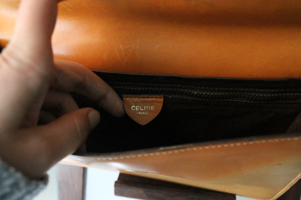 Céline pochette enveloppe en cuir camel et logo triomphe doré
