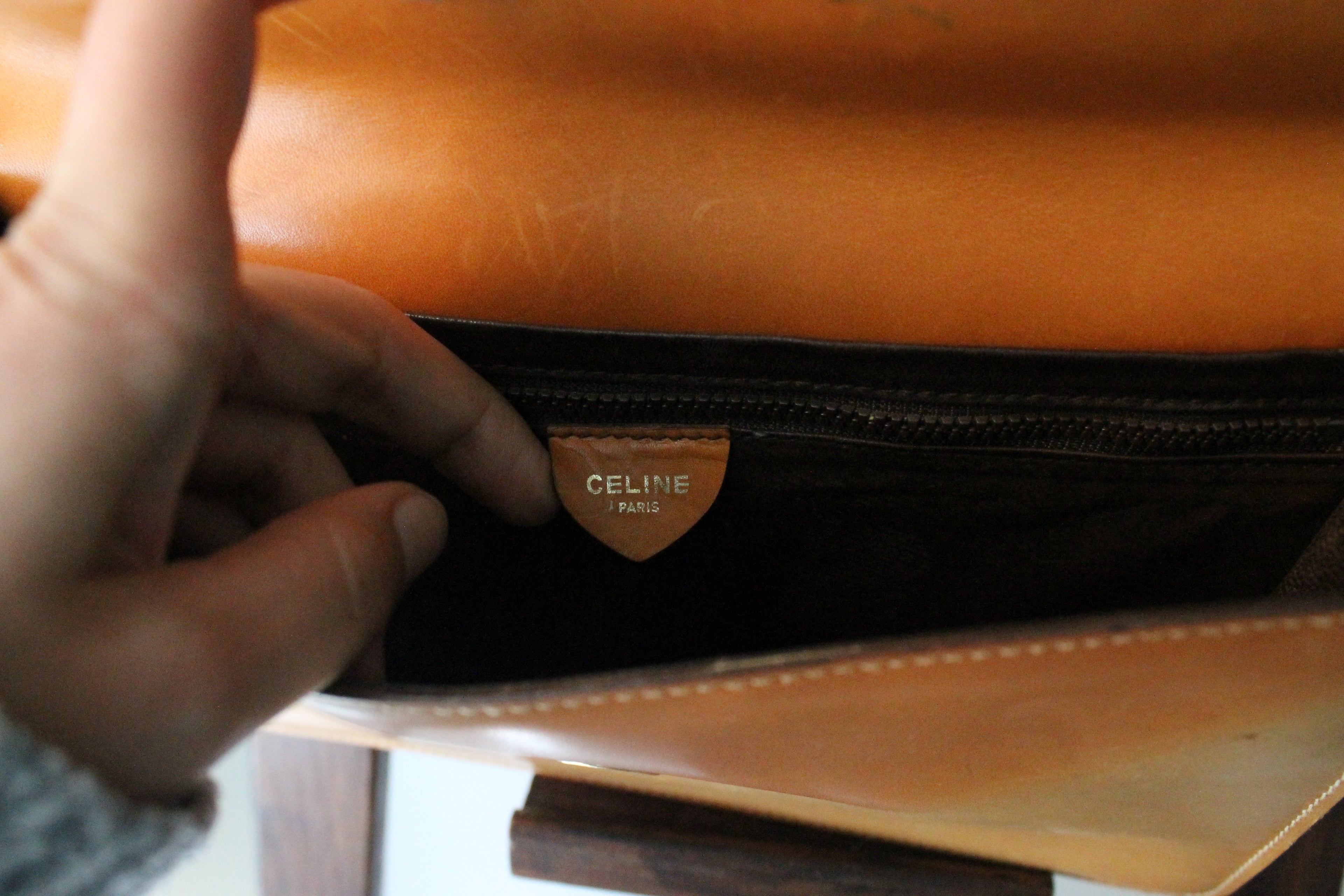 Céline pochette enveloppe en cuir camel et logo triomphe doré
