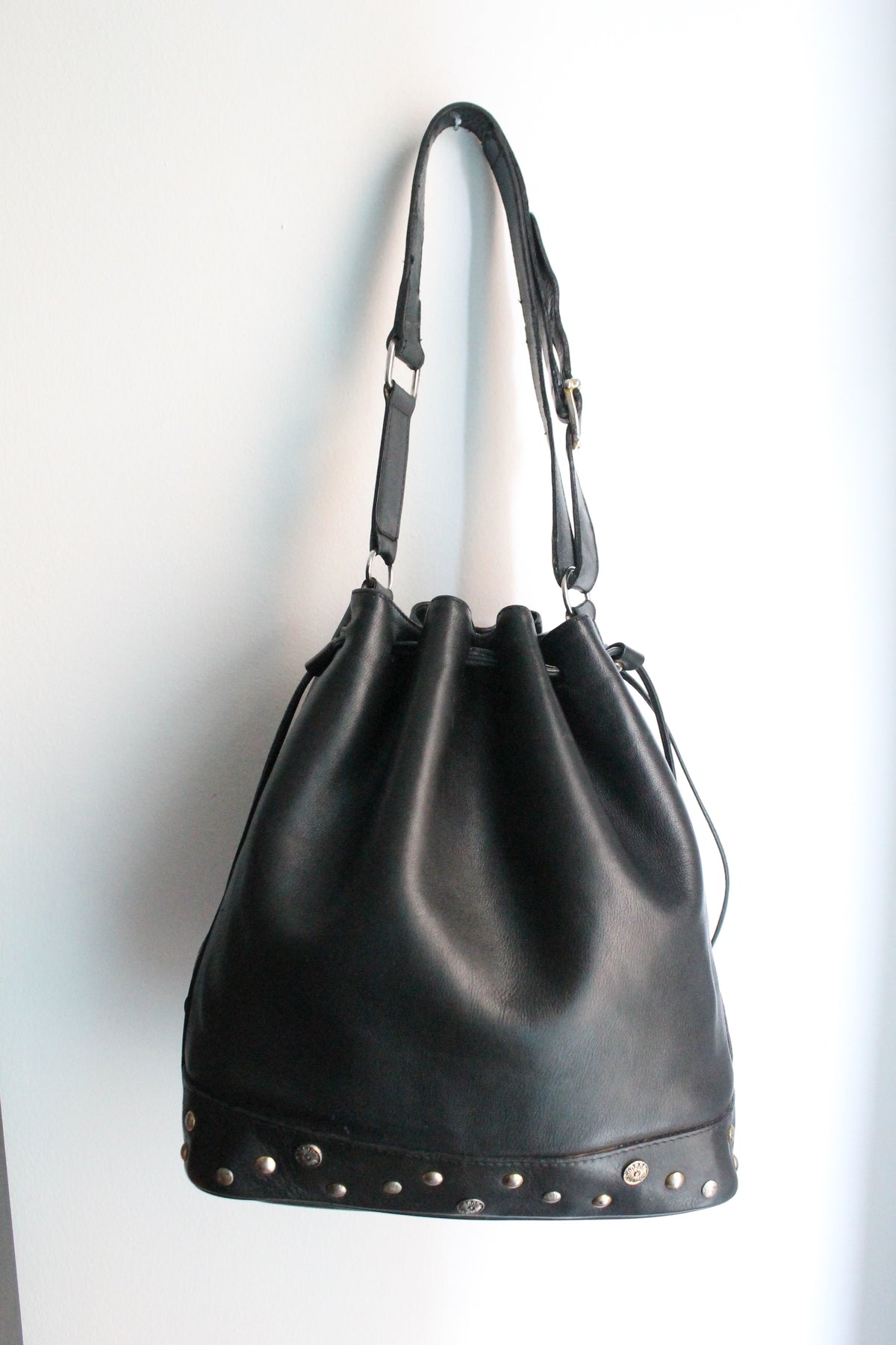 Celine sac à main modèle seau en cuir noir vintage