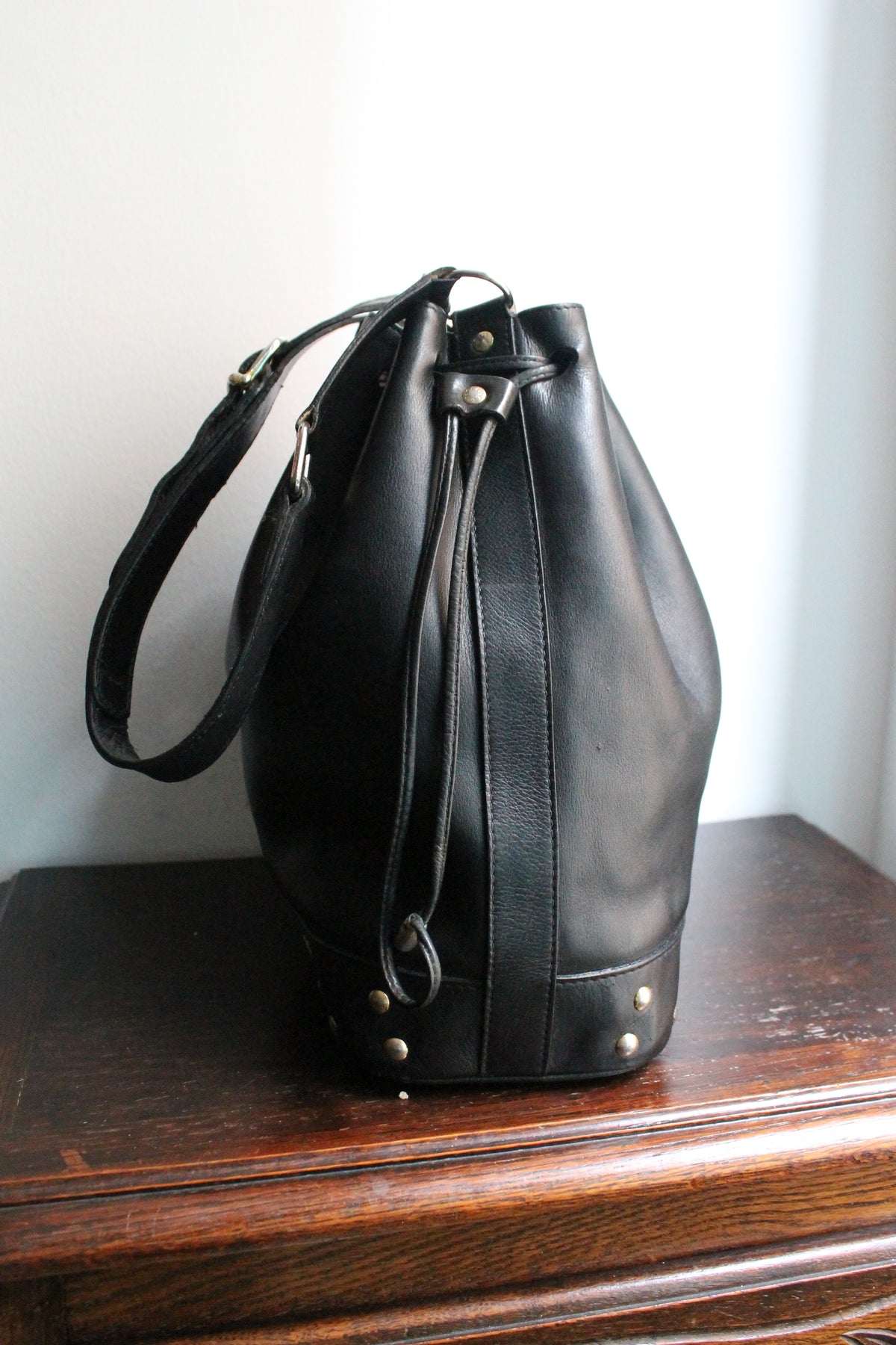 Celine sac à main modèle seau en cuir noir vintage