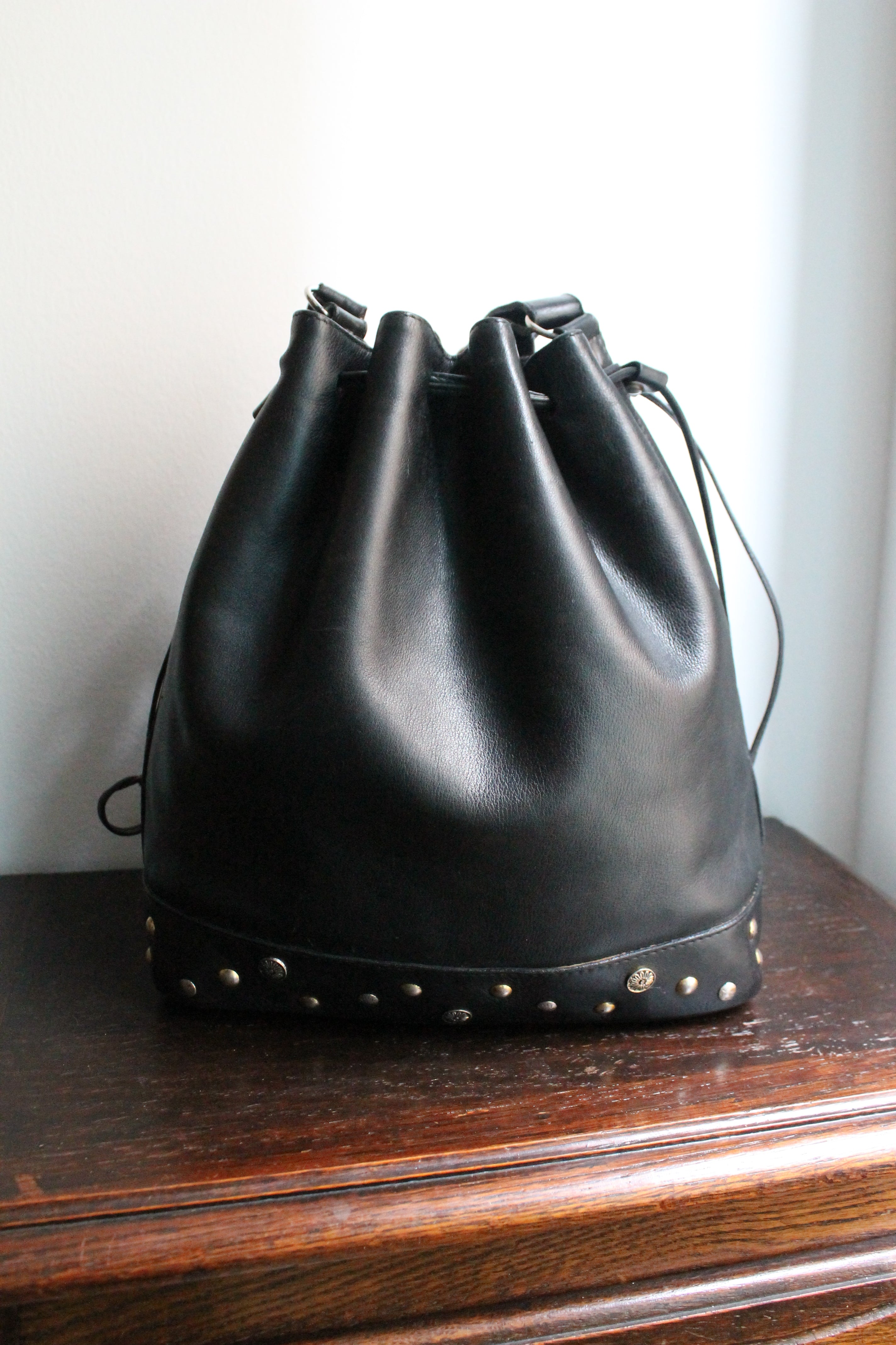 Celine sac à main modèle seau en cuir noir vintage