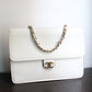 Chanel sac à main modèle Timeless vintage en cuir blanc crème