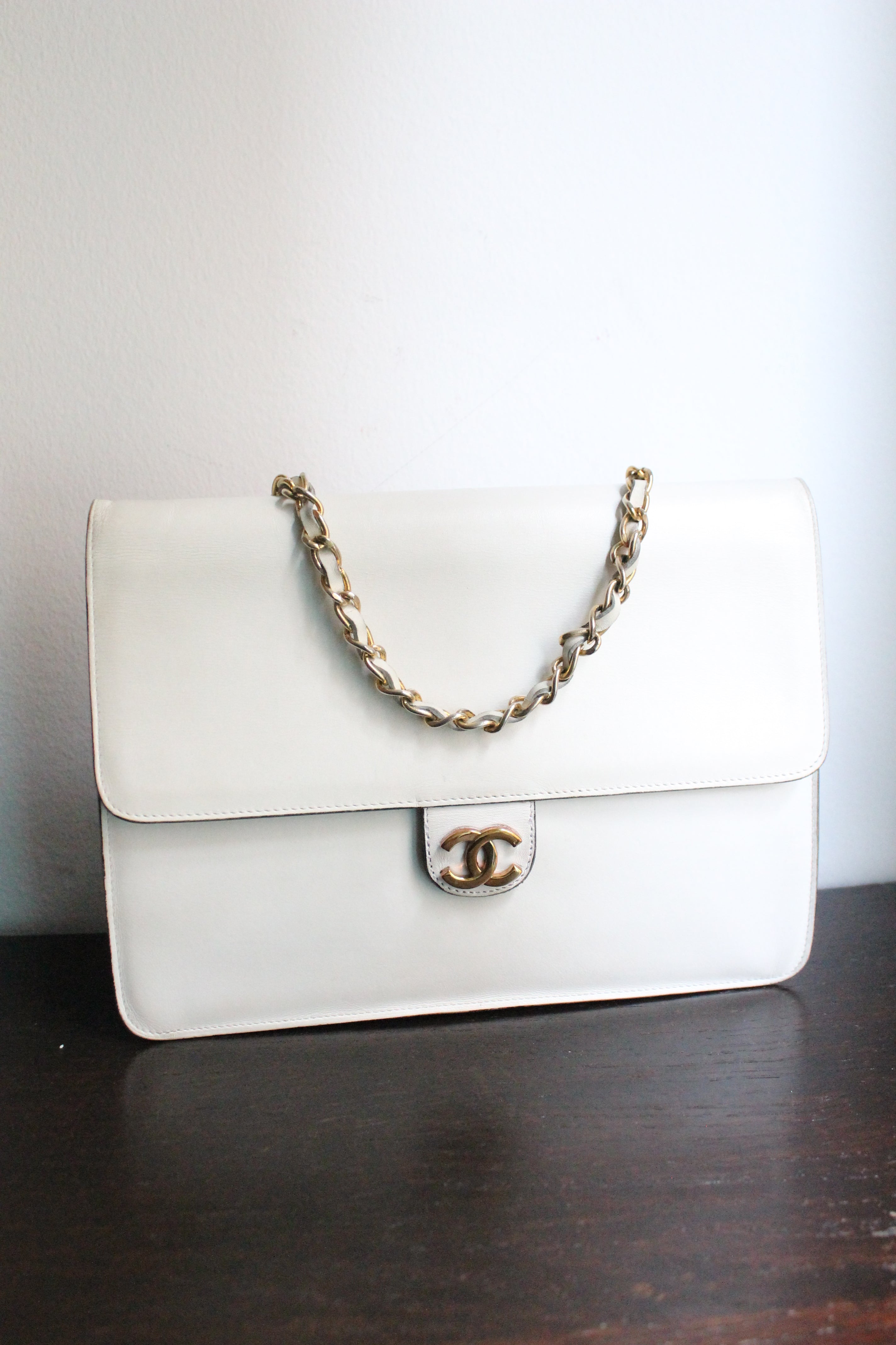 Chanel sac à main modèle Timeless vintage en cuir blanc crème