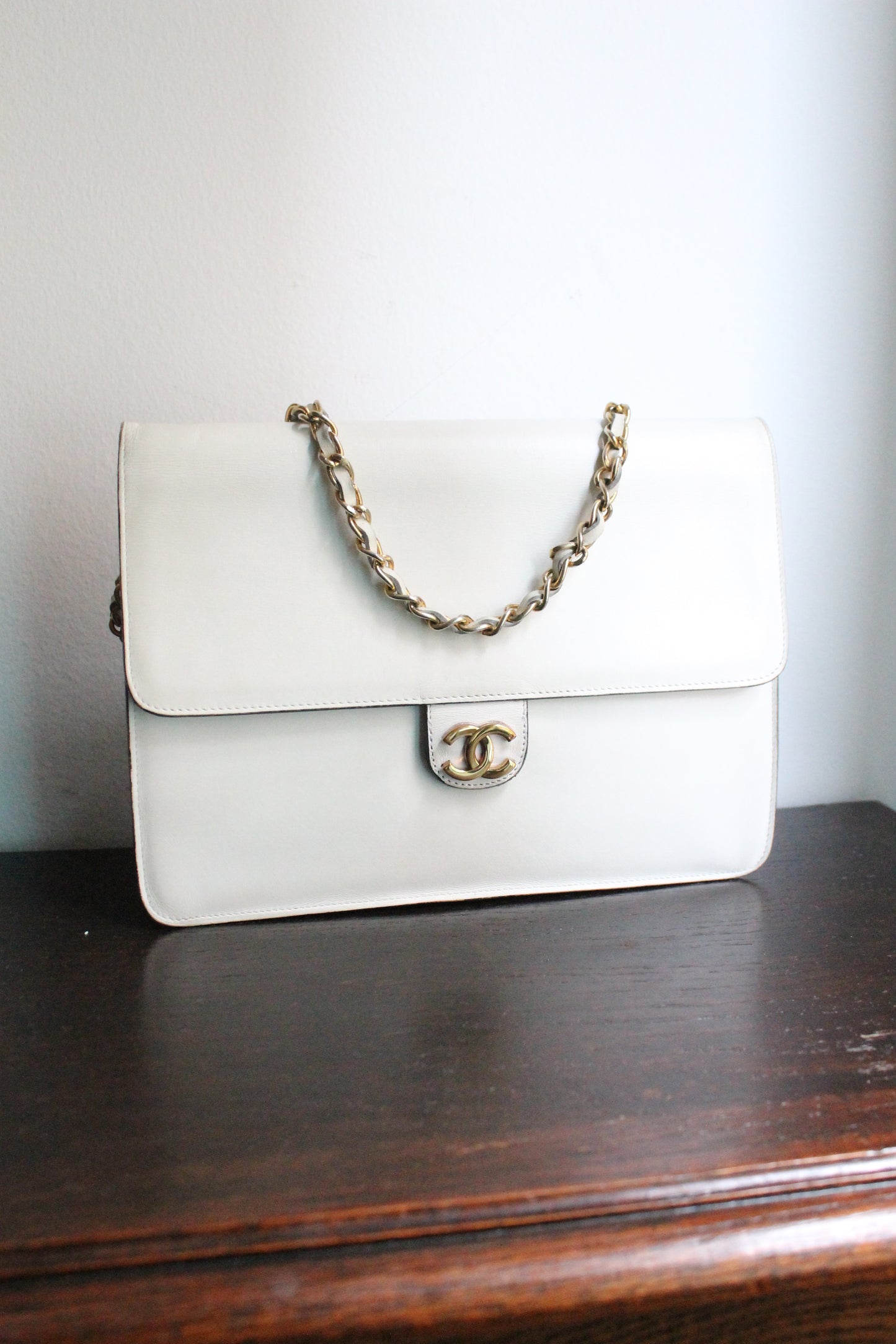 Chanel sac à main modèle Timeless vintage en cuir blanc crème