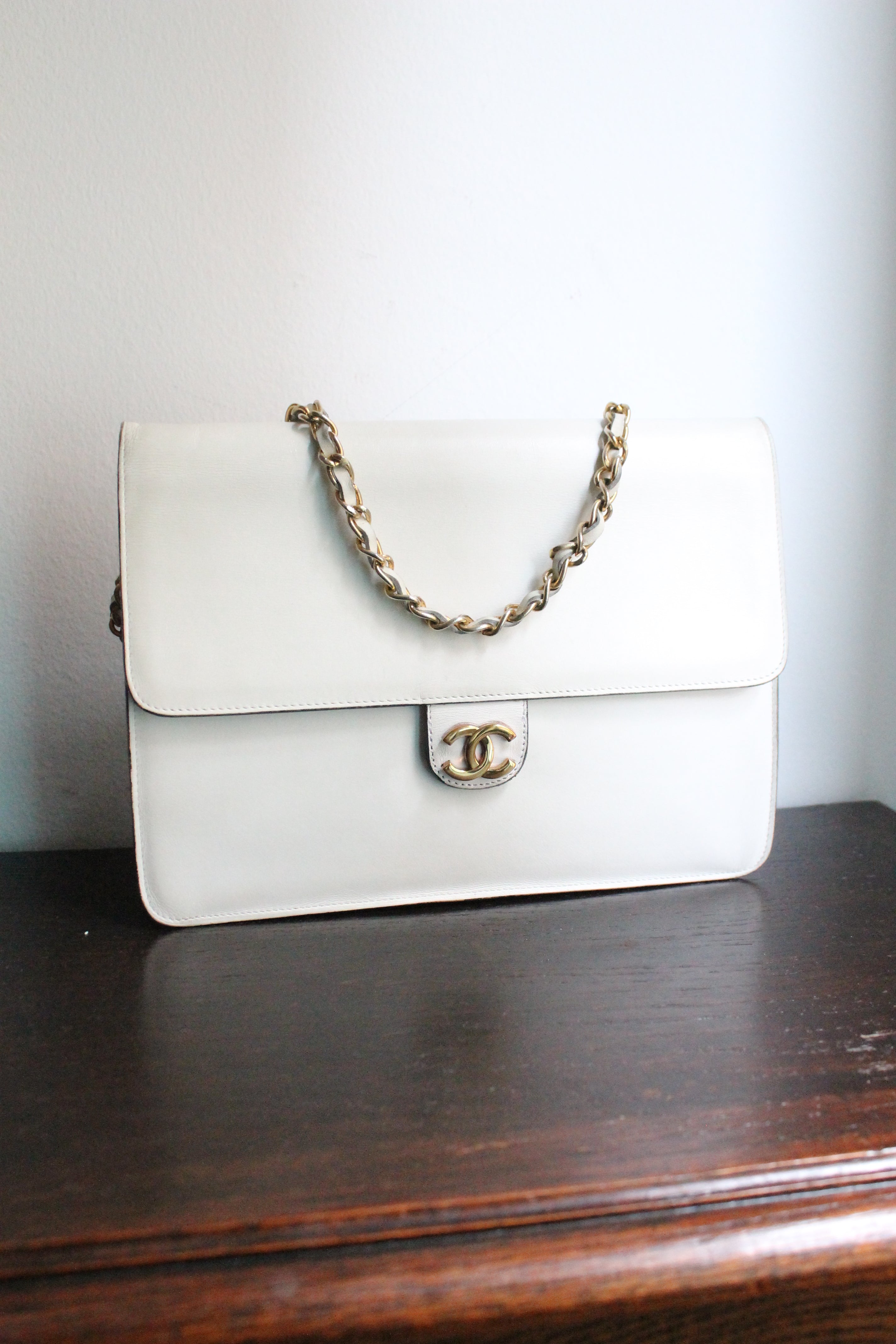 Chanel sac à main modèle Timeless vintage en cuir blanc crème