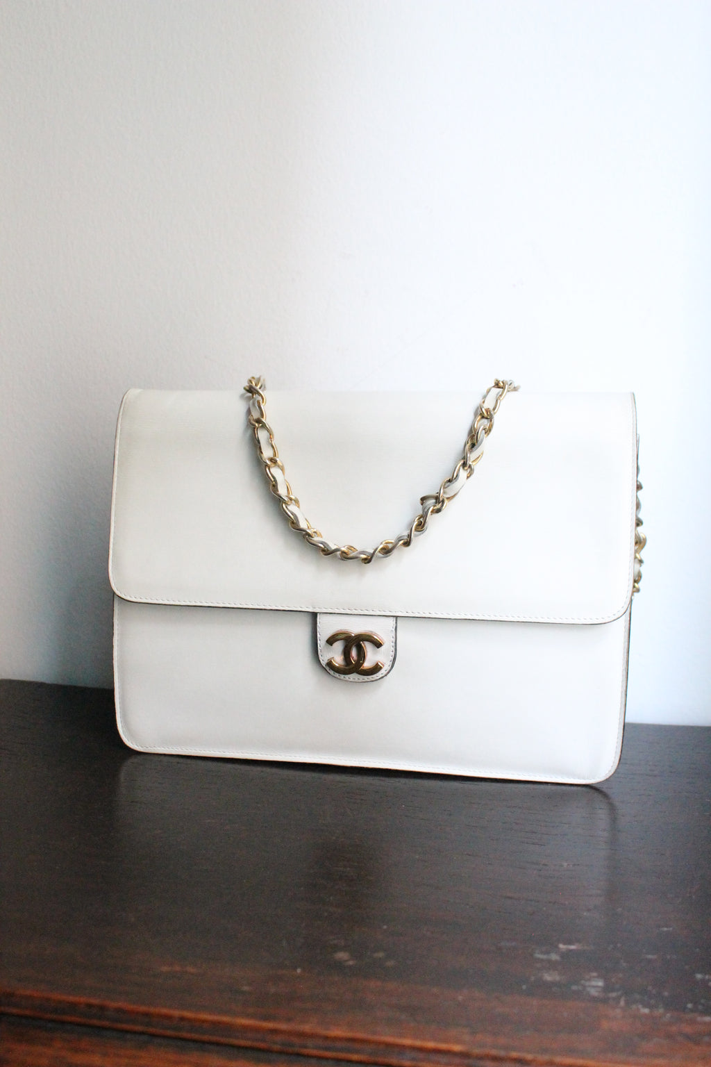 Chanel sac à main modèle Timeless vintage en cuir blanc crème