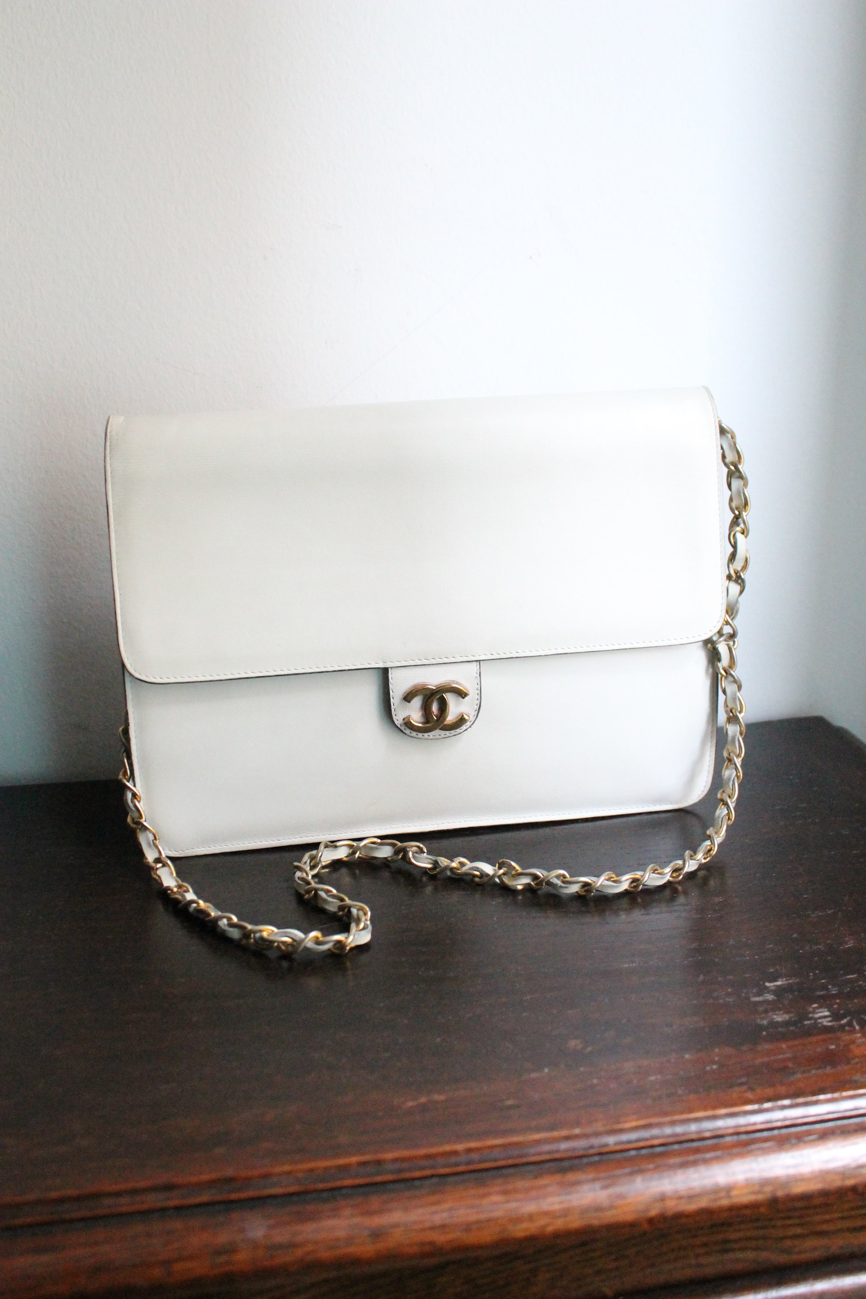 Chanel sac à main modèle Timeless vintage en cuir blanc crème