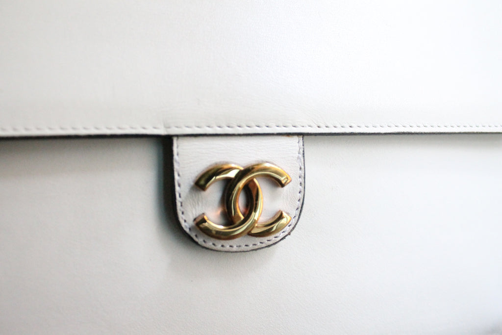 Chanel sac à main modèle Timeless vintage en cuir blanc crème