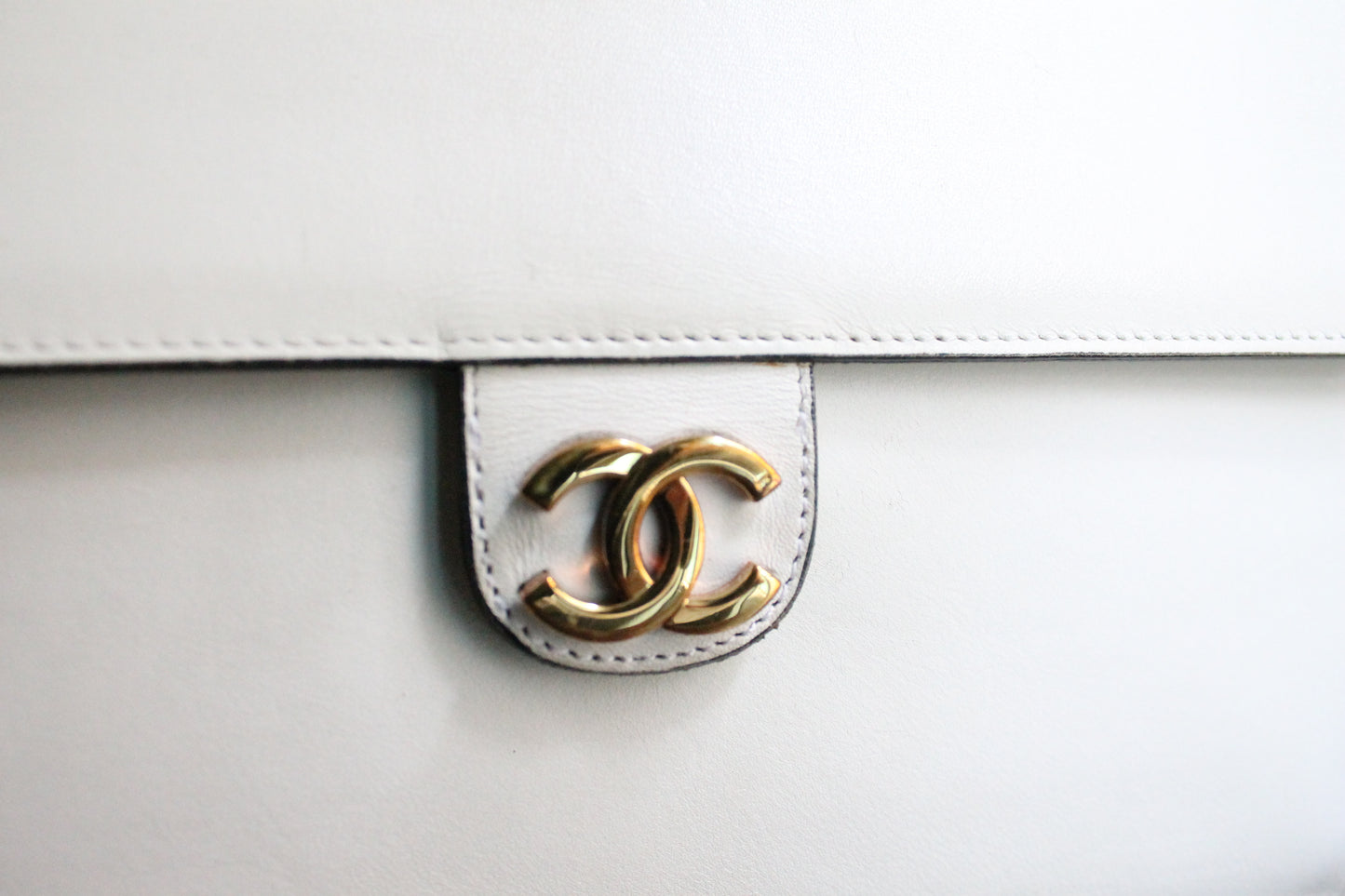 Chanel sac à main modèle Timeless vintage en cuir blanc crème