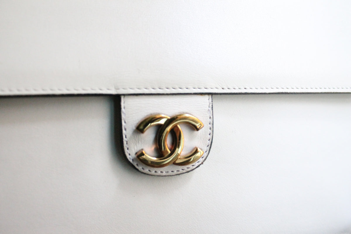 Chanel sac à main modèle Timeless vintage en cuir blanc crème