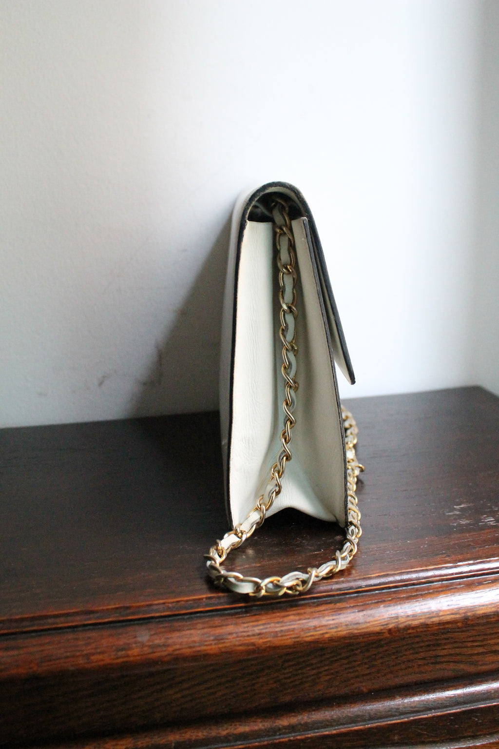 Chanel sac à main modèle Timeless vintage en cuir blanc crème