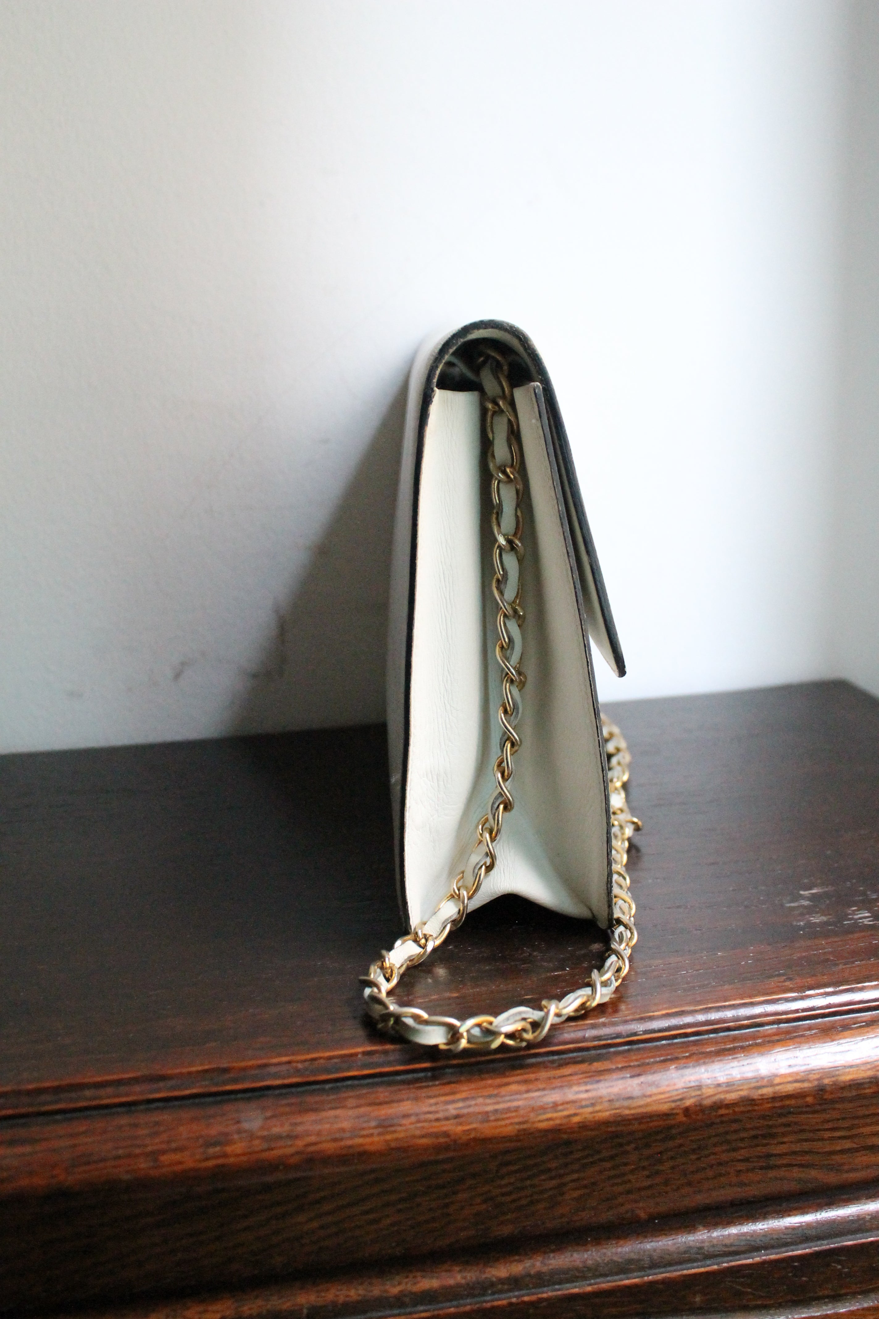 Chanel sac à main modèle Timeless vintage en cuir blanc crème