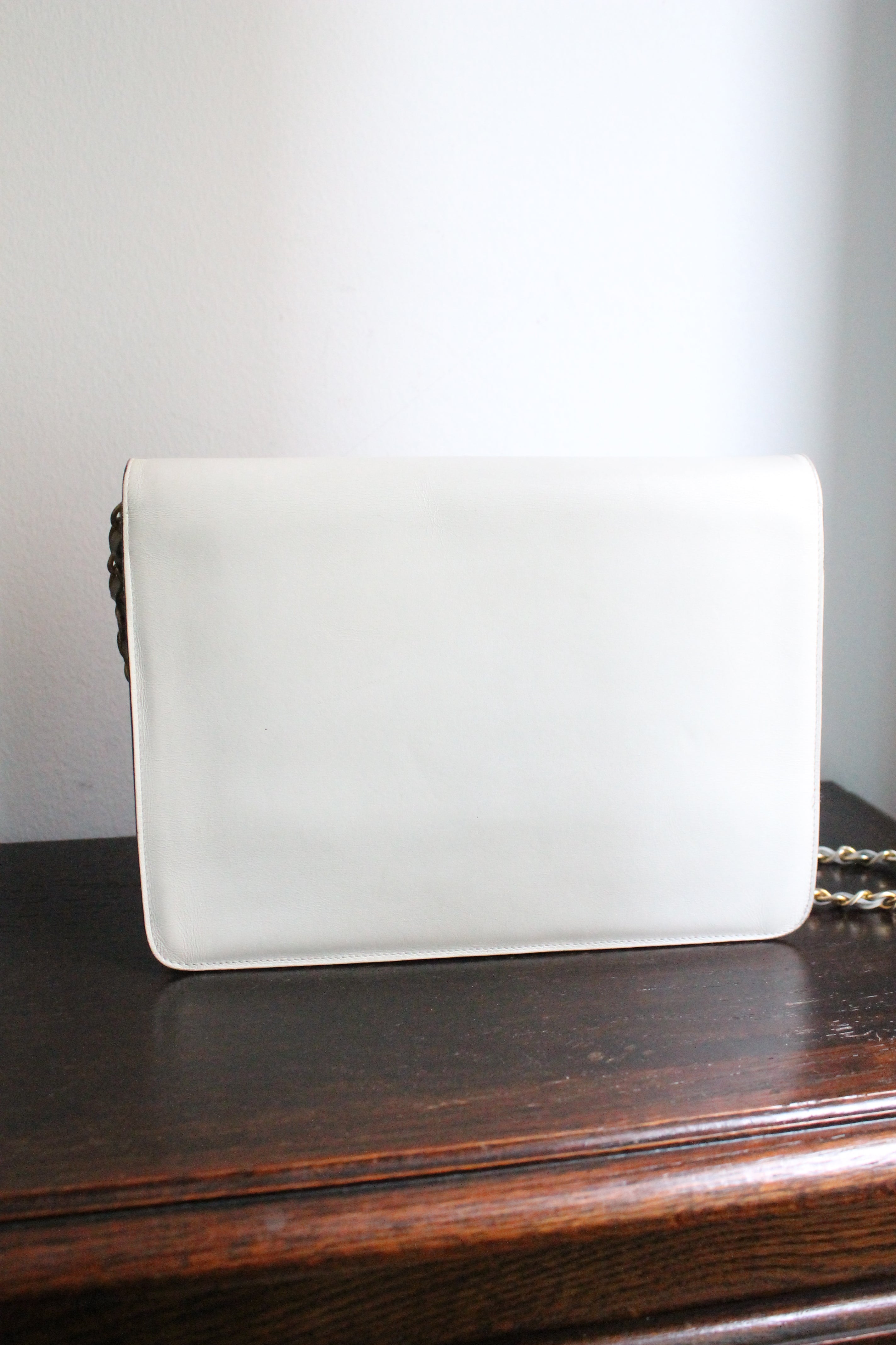 Chanel sac à main modèle Timeless vintage en cuir blanc crème