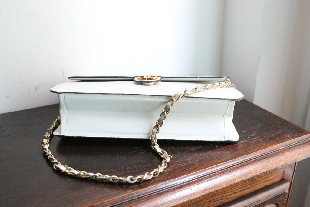 Chanel sac à main modèle Timeless vintage en cuir blanc crème
