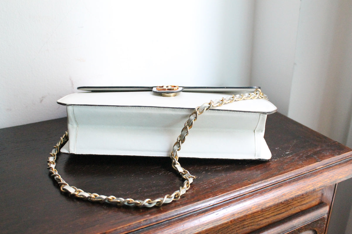Chanel sac à main modèle Timeless vintage en cuir blanc crème