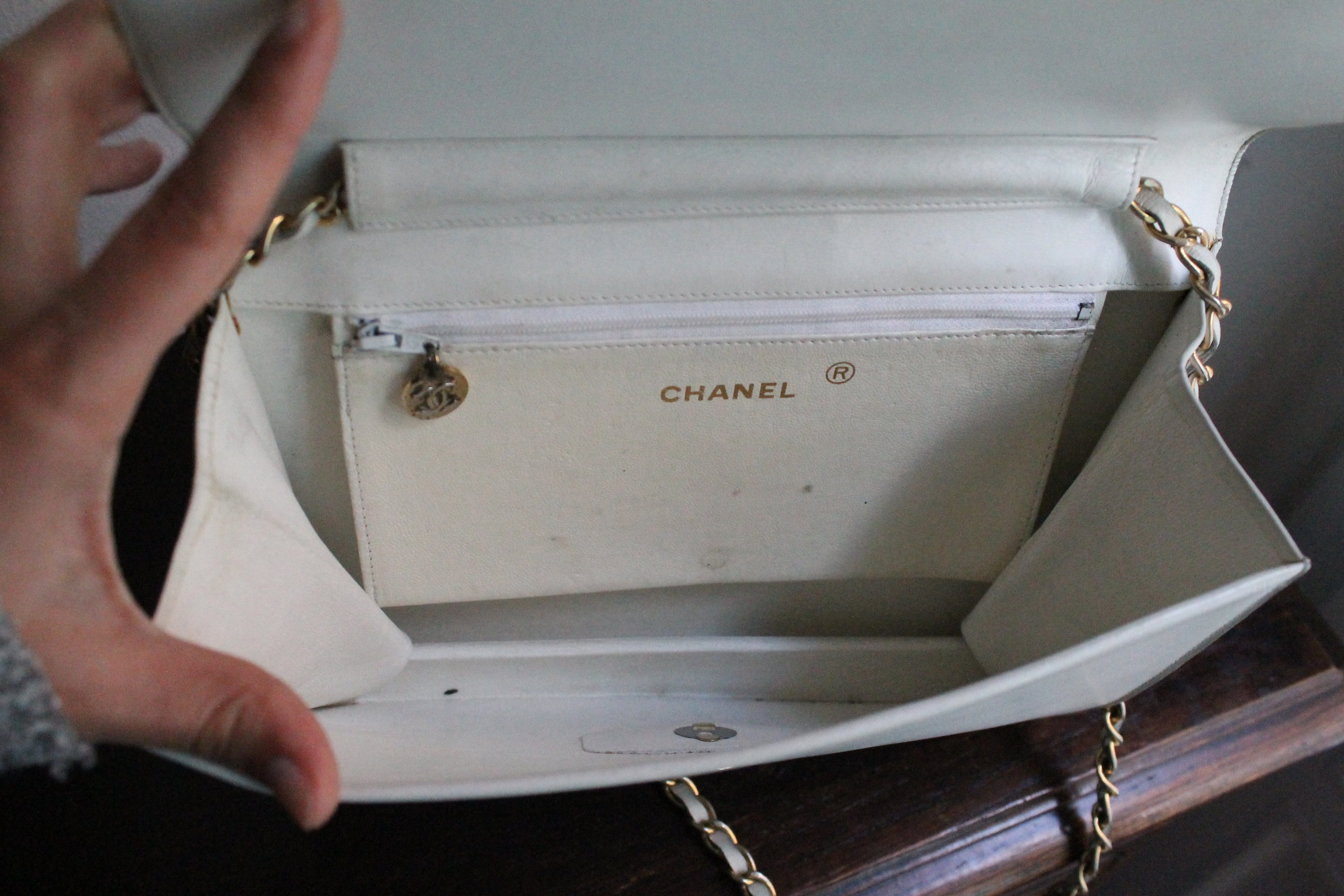 Chanel sac à main modèle Timeless vintage en cuir blanc crème