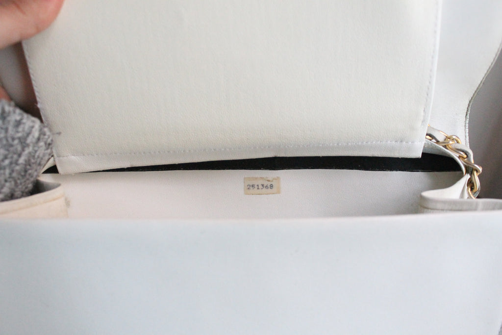 Chanel sac à main modèle Timeless vintage en cuir blanc crème