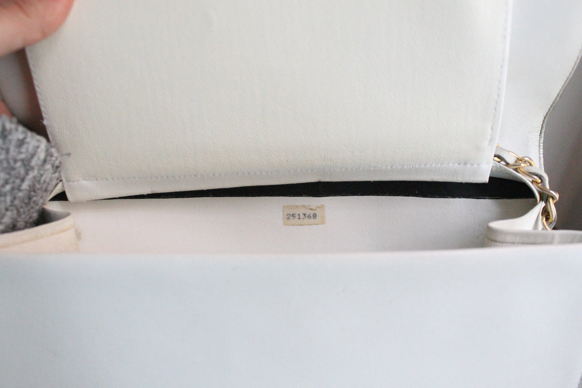 Chanel sac à main modèle Timeless vintage en cuir blanc crème