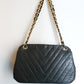 Chanel sac à main modèle Chevron en cuir noir vintage