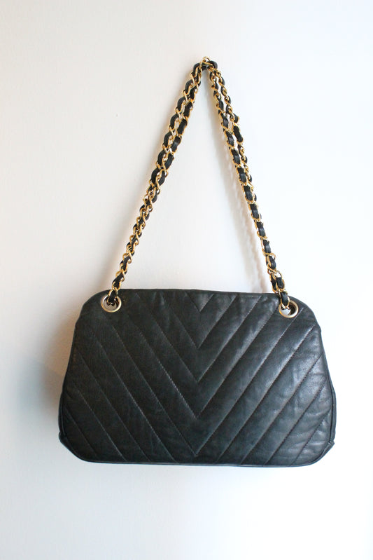 Chanel sac à main modèle Chevron en cuir noir vintage