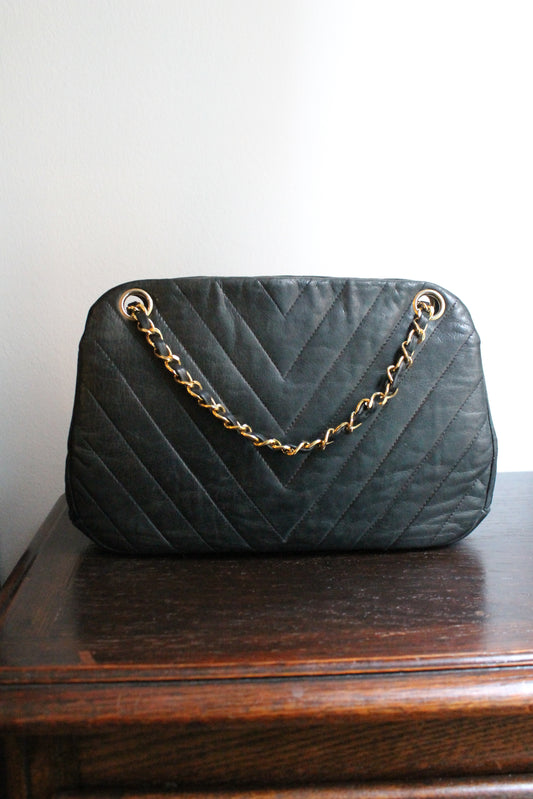 Chanel sac à main modèle Chevron en cuir noir vintage