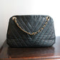 Chanel sac à main modèle Chevron en cuir noir vintage