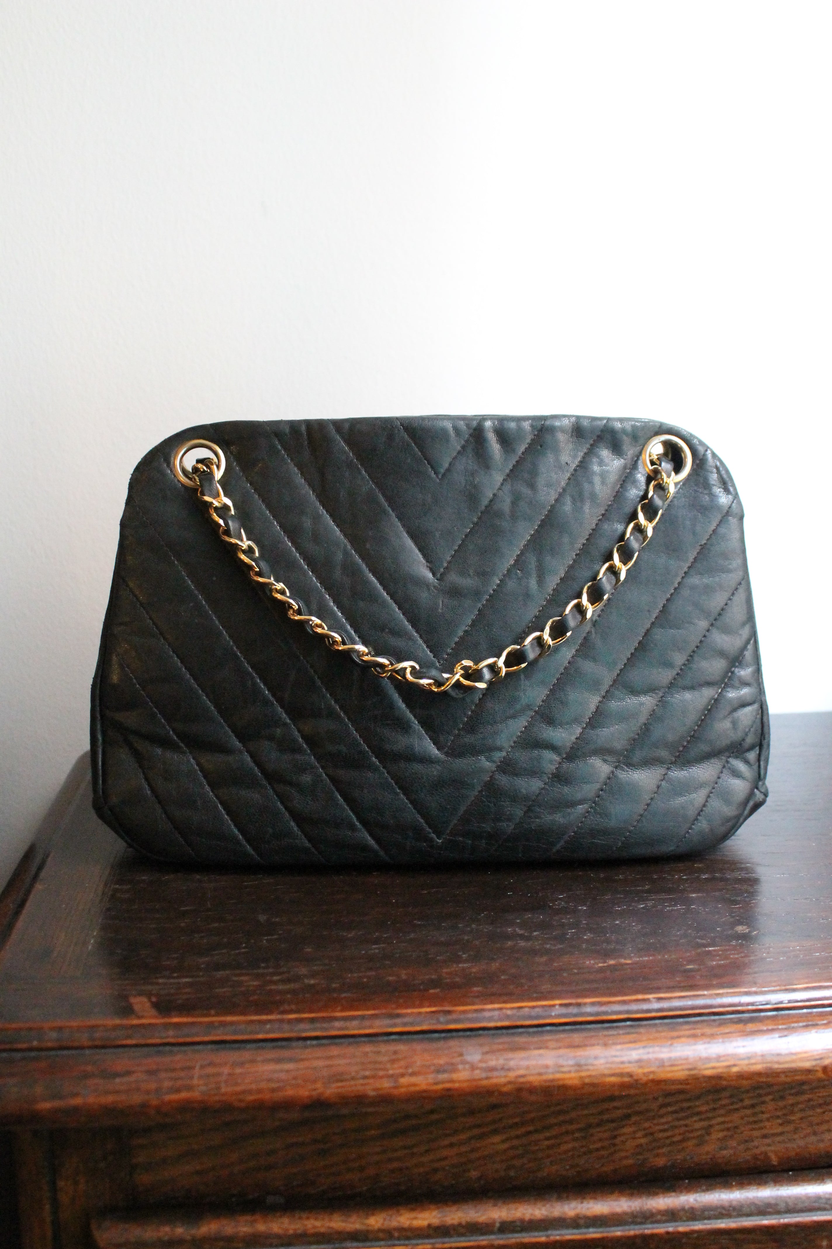 Chanel sac à main modèle Chevron en cuir noir vintage