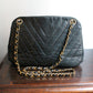 Chanel sac à main modèle Chevron en cuir noir vintage