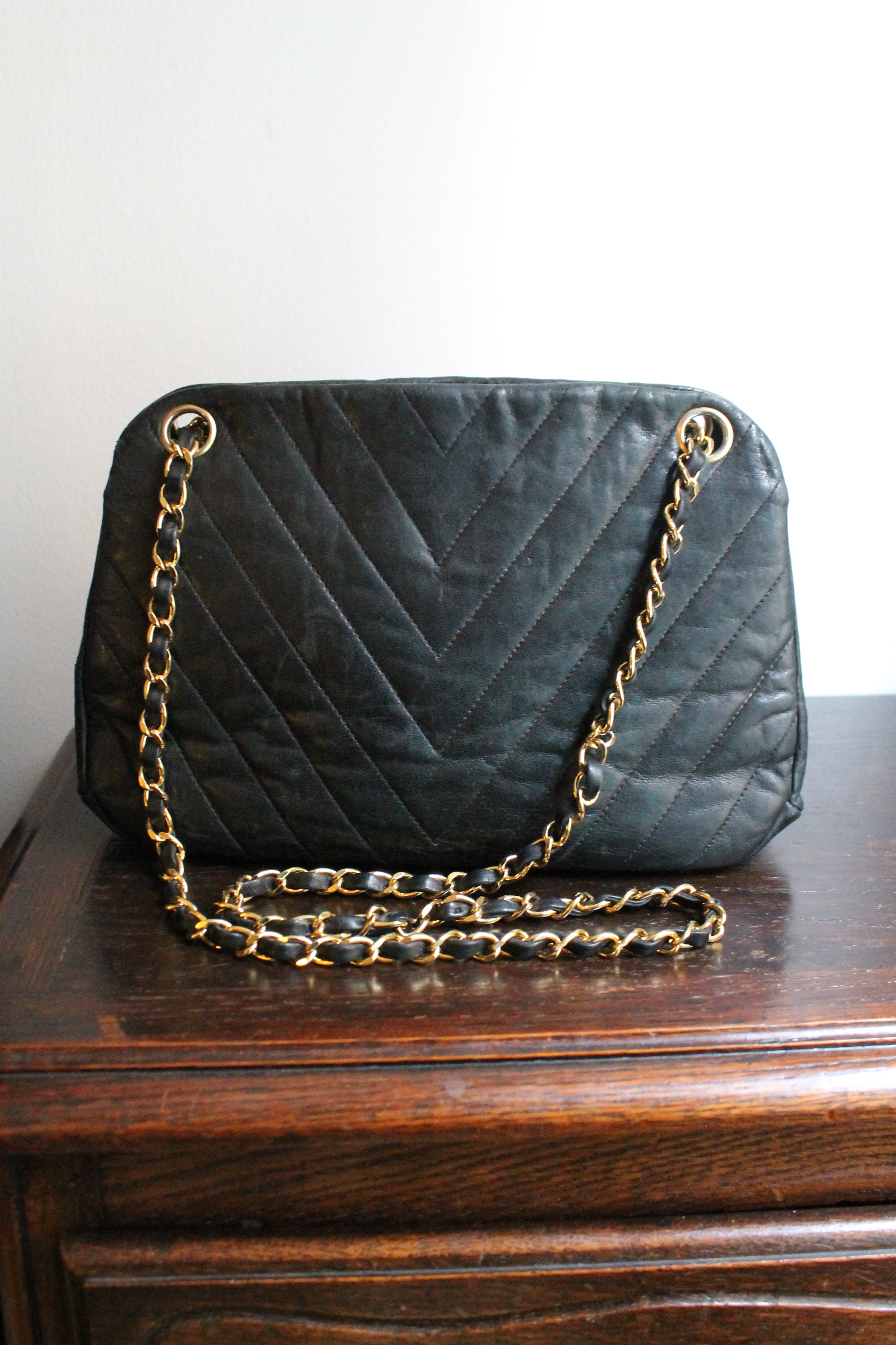 Chanel sac à main modèle Chevron en cuir noir vintage