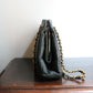Chanel sac à main modèle Chevron en cuir noir vintage