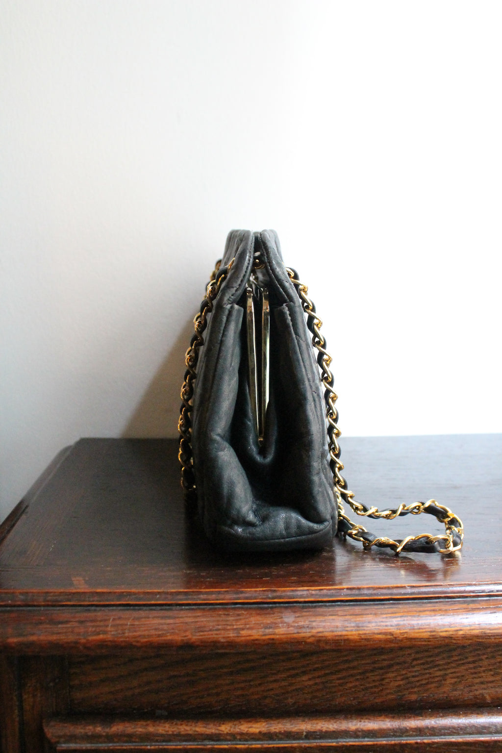 Chanel sac à main modèle Chevron en cuir noir vintage